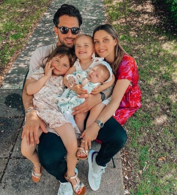 Alexia Mori avec son compagnon Stéphane et leurs enfants Camille, Louise et Margot