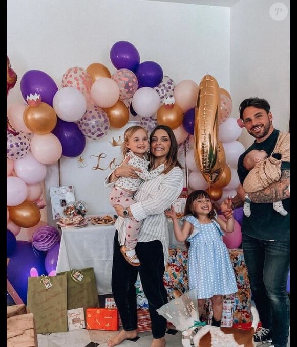 Alexia Mori avec Stéphane et leurs enfants pour les 4 ans de Louise, mai 2021