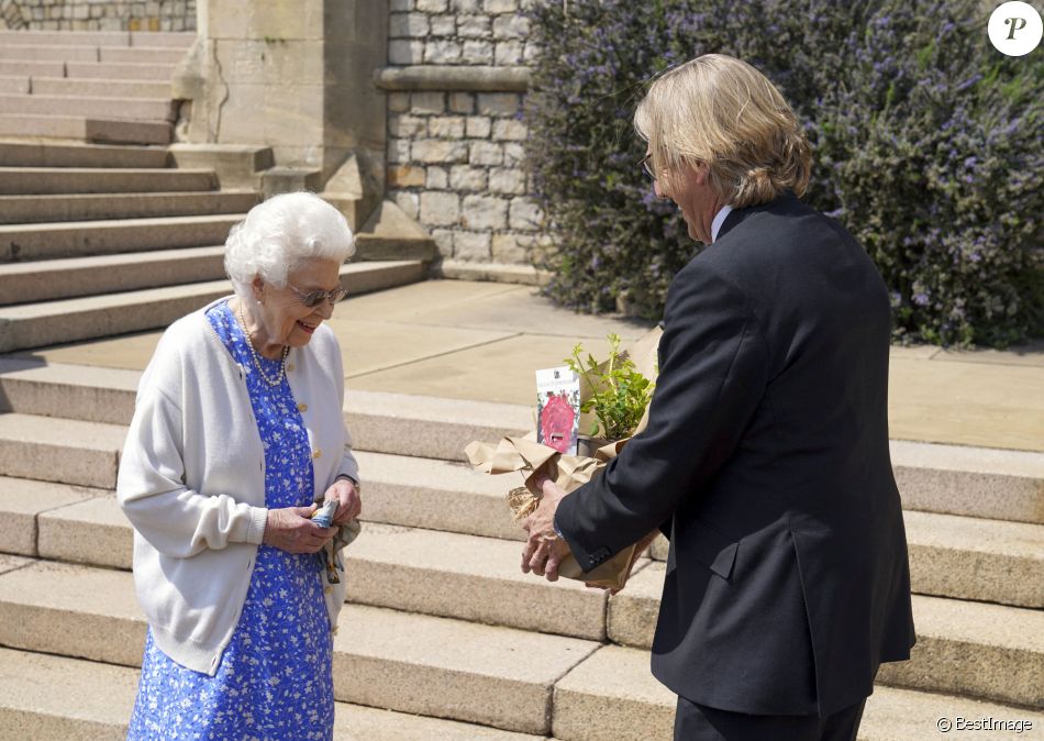 La reine Elisabeth II reçoit des mains de Keith Weed, président de la Société Royale d'Horticulture, la rose "Duke of Edimburgh" au château de Windsor. Le 9 juin 2021