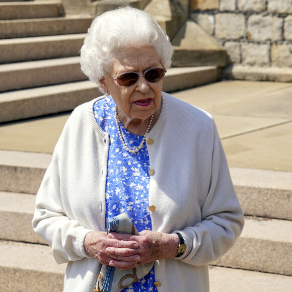 La reine Elisabeth II reçoit des mains de Keith Weed, président de la Société Royale d'Horticulture, la rose "Duke of Edimburgh" au château de Windsor. Le 9 juin 2021
