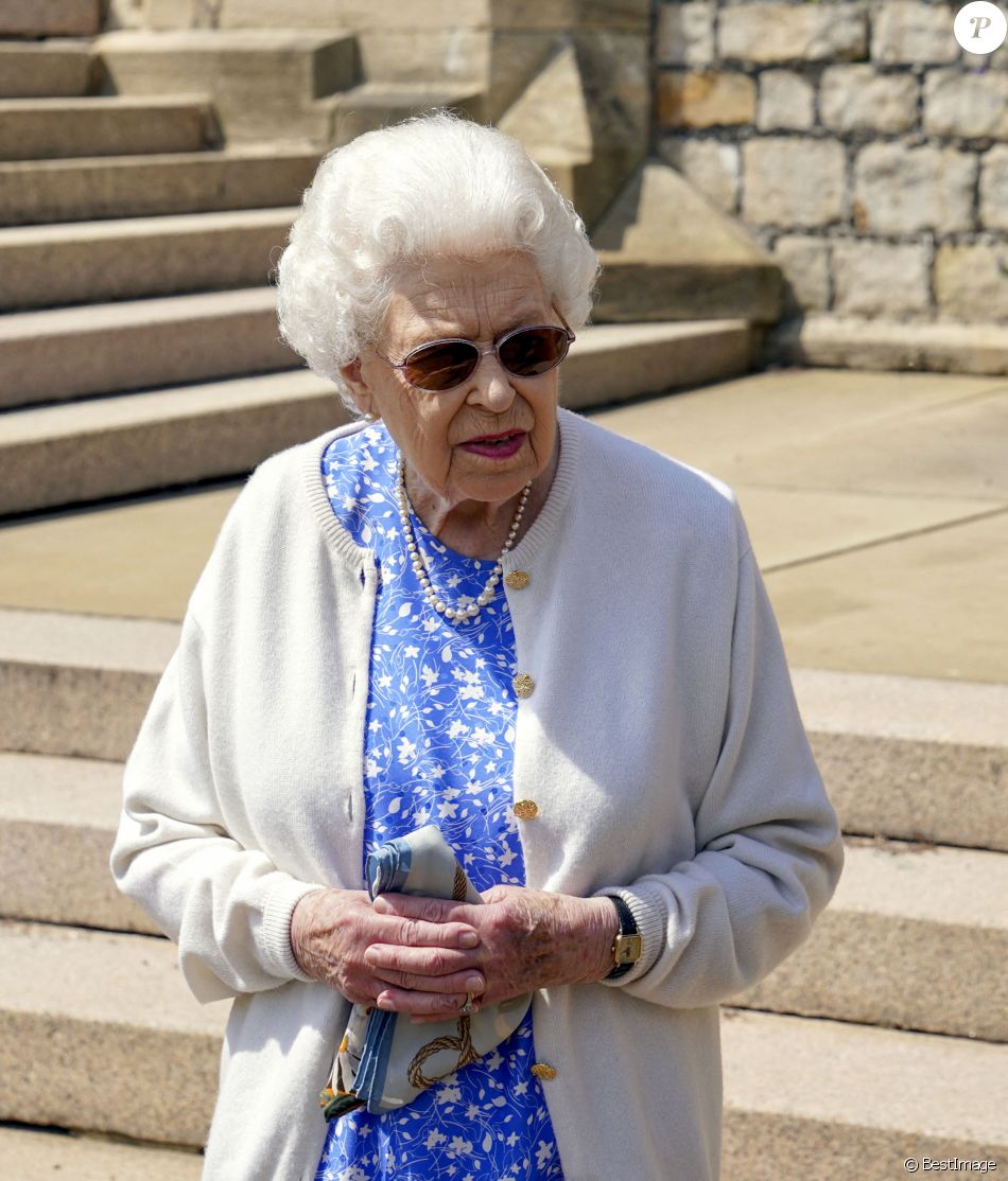 La reine Elisabeth II reçoit des mains de Keith Weed, président de la Société Royale d'Horticulture, la rose "Duke of Edimburgh" au château de Windsor. Le 9 juin 2021