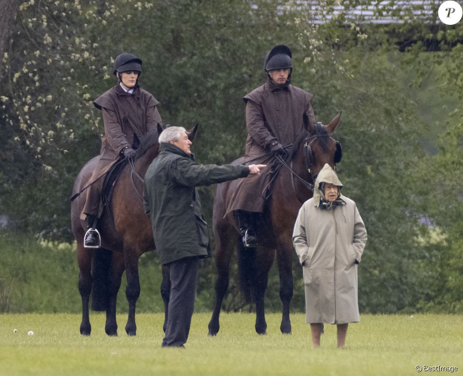 La reine Elisabeth II d'Angleterre est venue en voiture voir les chevaux de l'attelage du prince Philip à Windsor, Royaume Uni, le 30 avril 2021.