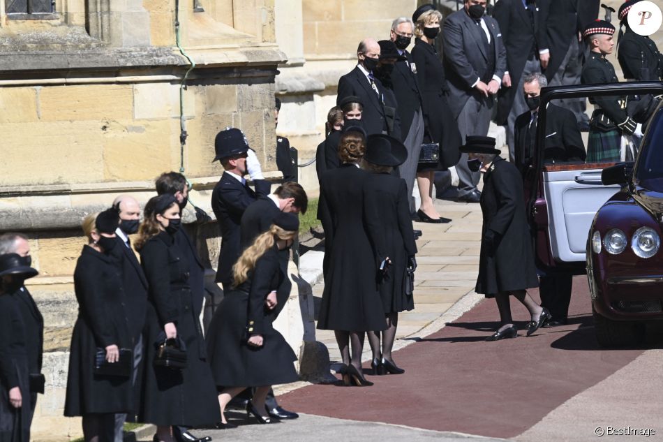 La reine Elisabeth II d'Angleterre, Catherine Kate Middleton, la duchesse de Cambridge, Zara Phillips (Tindall) et Mike Tindall, la princesse Eugenie d'York et son mari Jack Brooksbank, la princesse Beatrice d'York et son mari Edoardo Mapelli Mozzi - Arrivées aux funérailles du prince Philip, duc d'Edimbourg à la chapelle Saint-Georges du château de Windsor, Royaume Uni, le 17 avril 2021.