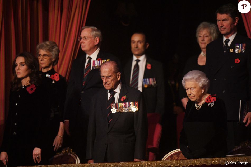La duchesse de Cambridge Catherine Kate Middleton, enceinte, le prince Philip, duc d'Édimbourg et la reine Elisabeth II - La famille Royale d'Angleterre assiste au "Festival of Remembrance 2017" pour la commémoration du 11 novembre au théâtre Albert hall de Londres le 11 novembre 2017.