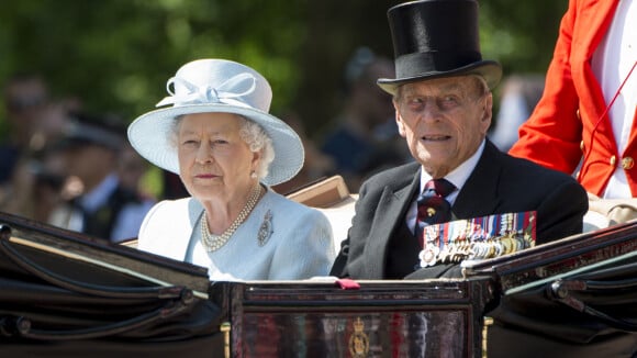 Elizabeth II comme on la voit rarement : en tenue décontractée, elle fête les 100 ans du prince Philip