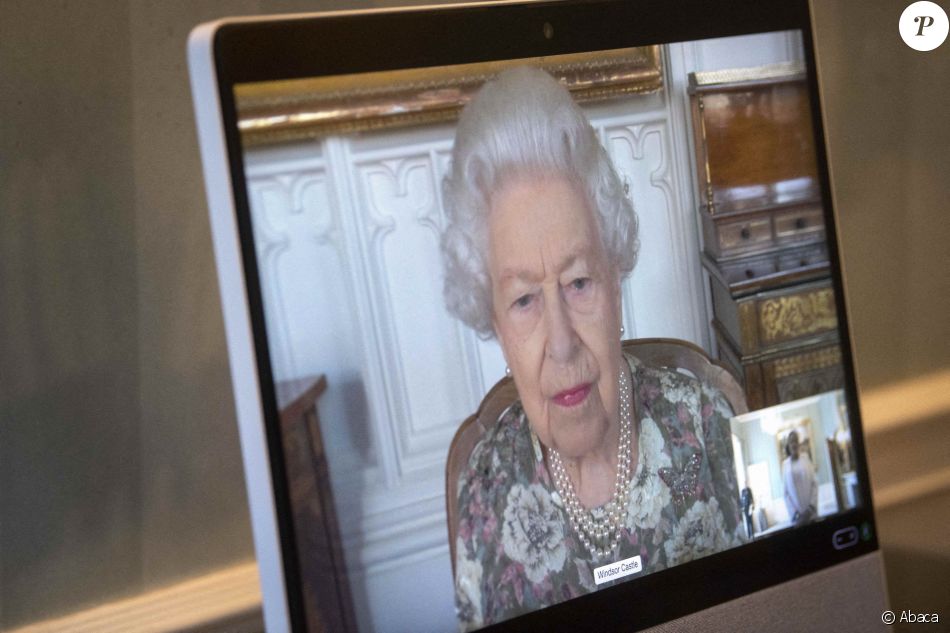 La reine Elizabeth II en visioconférence depuis le château de Windsor, avec une broche qu'elle ne porte que très rarement (un cadeau reçu lors de son mariage avec le prince Philip), le 8 juin 2021.