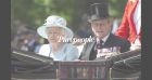 Elizabeth II comme on la voit rarement : en tenue décontractée, elle fête les 100 ans du prince Philip