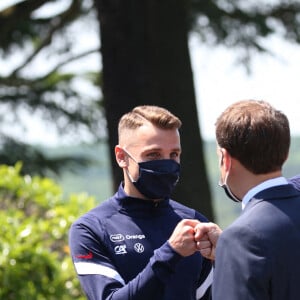 Emmanuel Macron et Lucas Digne - A quelques jours du coup d'envoi du championnat d'Europe de football, le président de la République française, Emmanuel Macron, et sa femme la Première Dame Brigitte Macron rencontrent les joueurs de l'équipe de France à Clairefontaine-en-Yvelines, France, le 10 juin 2021. © Jean-Emmanuel Etty/Pool/Bestimage