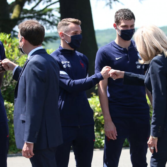 A quelques jours du coup d'envoi du championnat d'Europe de football, le président de la République française, Emmanuel Macron, et sa femme la Première Dame Brigitte Macron rencontrent les joueurs de l'équipe de France à Clairefontaine-en-Yvelines, France, le 10 juin 2021. Noël Le Graet, président de la Fédération Française de Football et les joueurs. © Jean-Emmanuel Etty/Pool/Bestimage