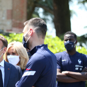 Emmanuel Macron discute avec Paul Pogba - A quelques jours du coup d'envoi du championnat d'Europe de football, le président de la République française, Emmanuel Macron, et sa femme la Première Dame Brigitte Macron rencontrent les joueurs de l'équipe de France à Clairefontaine-en-Yvelines, France, le 10 juin 2021. © Jean-Emmanuel Etty/Pool/Bestimage