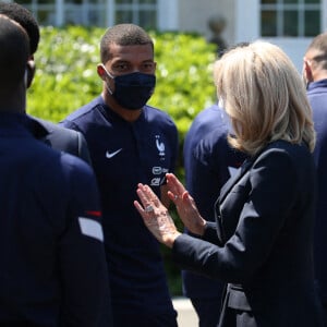 Brigitte Macron discute avec Kylian Mbappé - A quelques jours du coup d'envoi du championnat d'Europe de football, le président de la République française, Emmanuel Macron, et sa femme la Première Dame Brigitte Macron rencontrent les joueurs de l'équipe de France à Clairefontaine-en-Yvelines, France, le 10 juin 2021. © Jean-Emmanuel Etty/Pool/Bestimage