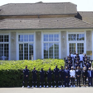 A quelques jours du coup d'envoi du championnat d'Europe de football, le président de la République française, Emmanuel Macron, et sa femme la Première Dame Brigitte Macron rencontrent les joueurs de l'équipe de France à Clairefontaine-en-Yvelines, France, le 10 juin 2021. Noël Le Graet, président de la Fédération Française de Football, Gianni Infantino, président de la FIFA, le sélectionneur Didier Deschamps, les membres de son staff ainsi que les joueurs: Gardiens: Hugo Lloris (Tottenham), Steve Mandanda (Olympique de Marseille), Mike Maignan (LOSC). Défenseurs : Raphaël Varane (Real Madrid), Clément Lenglet (FC Barcelone), Presnel Kimpembe (Paris SG), Jules Koundé (Séville), Kurt Zouma (Chelsea), Lucas Digne (Everton), Lucas Hernandez (Bayern Munich), Benjamin Pavard (Bayern Munich), Léo Dubois (OL). Milieux: N'Golo Kanté (Chelsea), Paul Pogba (Manchester United), Thomas Lemar (Atlético de Madrid), Corentin Tolisso (Bayern Munich), Adrien Rabiot (Juventus), Moussa Sissoko (Tottenham). Attaquants: Karim Benzema (Real Madrid), Kylian Mbappé (Paris SG), Antoine Griezmann (FC Barcelone), Olivier Giroud (Chelsea), Kingsley Coman (Bayern Munich), Ousmane Dembélé (FC Barcelone), Marcus Thuram (Borussia Mönchengladbach), Wissam Ben Yedder (AS Monaco). © Jean-Emmanuel Etty/Pool/Bestimage