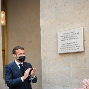 Jean-Marc Ayrault et le président de la République française Emmanuel Macron lors du dévoilement d'une plaque dans la Cour d'honneur pendant l'inauguration de l'Hôtel de la Marine, place de la Concorde à Paris, France, le 10 juin 2021. © Eric Tschaen/Pool/Bestimage