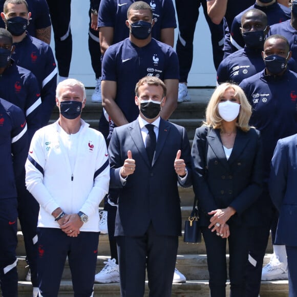 A quelques jours du coup d'envoi du championnat d'Europe de football, le président de la République française, Emmanuel Macron, et sa femme la Première Dame Brigitte Macron rencontrent les joueurs de l'équipe de France à Clairefontaine-en-Yvelines, France. © Jean-Emmanuel Etty/Pool/Bestimage