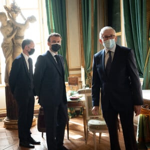 Le président de la République française Emmanuel Macron et Philippe Belaval, président du Centre des Monuments Nationaux lors de l'inauguration de l'Hôtel de la Marine, place de la Concorde à Paris, France, le 10 juin 2021. © Eric Tschaen/Pool/Bestimage