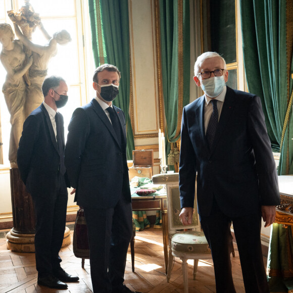 Le président de la République française Emmanuel Macron et Philippe Belaval, président du Centre des Monuments Nationaux lors de l'inauguration de l'Hôtel de la Marine, place de la Concorde à Paris, France, le 10 juin 2021. © Eric Tschaen/Pool/Bestimage