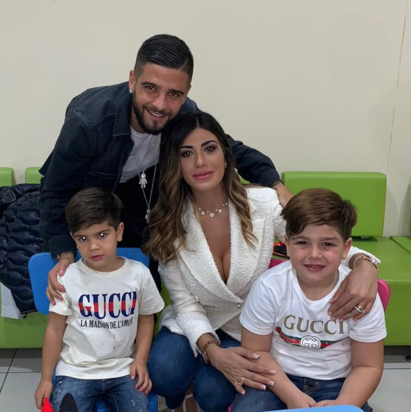Lorenzo Insigne, son épouse Jenny Darone-Insigne et leurs deux fils, Christian et Carmine. Novembre 2018.