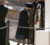La reine Elizabeth II d'Angleterre avait dans son sac des objets souvenirs de son défunt mari, le prince Philip, duc d'Edimbourg, lors de ses funérailles à la chapelle Saint-Georges du château de Windsor. Le 17 avril 2021.