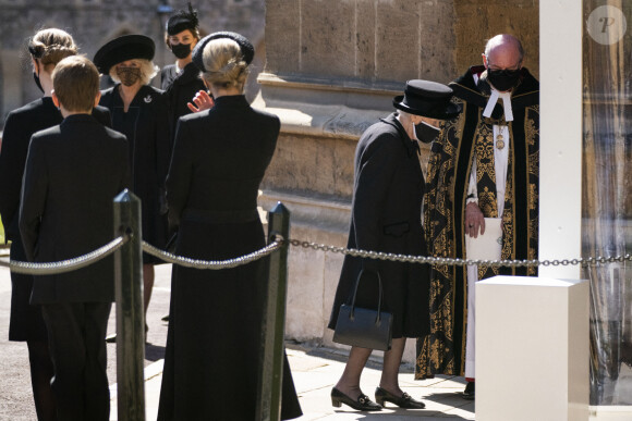 La reine Elizabeth II d'Angleterre avait dans son sac des objets souvenirs de son défunt mari, le prince Philip, duc d'Edimbourg, lors de ses funérailles à la chapelle Saint-Georges du château de Windsor. Le 17 avril 2021.