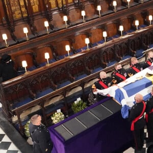 La reine Elizabeth II d'Angleterre assiste aux funérailles de son défunt mari, le prince Philip, duc d'Edimbourg à la chapelle Saint-Georges du château de Windsor. Le 17 avril 2021.