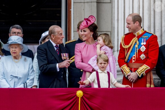 La reine Elizabeth II d'Angleterre, le prince Philip, duc d'Edimbourg, Kate Middleton, duchesse de Cambridge, le prince William et leurs deux enfants, les princes Charlotte et George, au balcon du palais de Buckingham pour assister à la parade "Trooping The Colour". Londres, le 17 juin 2017.