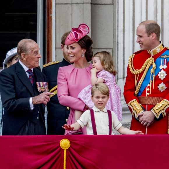 La reine Elizabeth II d'Angleterre, le prince Philip, duc d'Edimbourg, Kate Middleton, duchesse de Cambridge, le prince William et leurs deux enfants, les princes Charlotte et George, au balcon du palais de Buckingham pour assister à la parade "Trooping The Colour". Londres, le 17 juin 2017.
