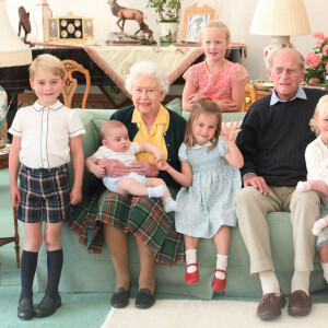 La reine Elizabeth II, le défunt prince Phillip, duc d'Édimbourg, et leurs arrières-petits-enfants (de gauche à droite) le prince George, le prince Louis (tenu par la reine Elizabeth II), Savannah Phillips (debout à l'arrière), la princesse Charlotte, $Isla Phillips tenant Lena Tindall et Mia Tindall.