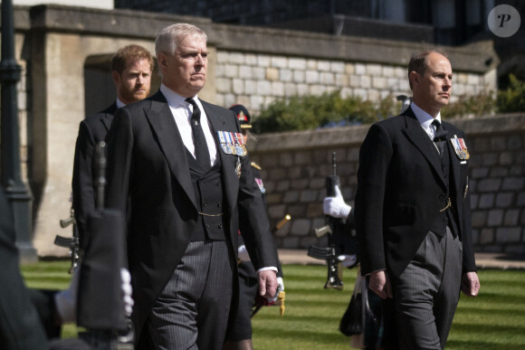 Le prince Harry, duc de Sussex, le prince Andrew, duc d'York, et le prince Edward, comte de Wessex, arrivent aux funérailles du prince Philip, duc d'Edimbourg à la chapelle Saint-Georges du château de Windsor.