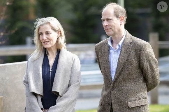 Le prince Edward, comte de Wessex, et Sophie Rhys-Jones, comtesse de Wessex, lors de leur visite à l'hôpital Frimley Park dans le cadre de la Journée internationale des infirmières, à Frimley, le 12 mai 2021.