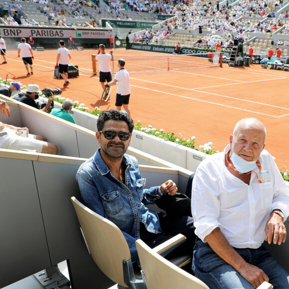 Jamel Debbouze qui fait le show avec Marc Ladreit de Lacharrière dans les tribunes des internationaux de France Roland Garros à Paris le 12 juin 2021. © Dominique Jacovides / Bestimage 