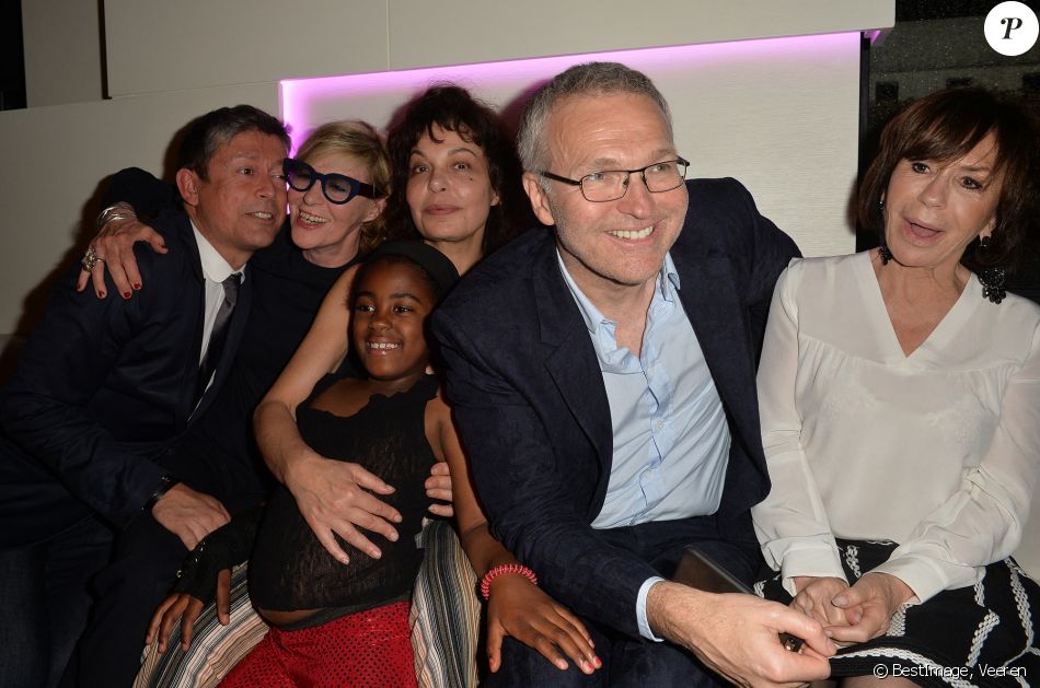 Chantal Ladesou, Isabelle Mergault et sa fille Maya, Laurent Ruquier et Danièle Evenou - Anniversaire de Jacques Sanchez au restaurant Nolita à Paris, le 29 mai 2016. © Veeren/Bestimage