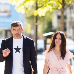 Fabienne Carat et sa soeur Carole en visite avec Stéphane Plaza d'un duplex en vente rue Pierre Grenier à Boulogne-Billancourt, à l'occasion du tournage de l'émission "Recherche appartement ou maison". Le 13 septembre 2020 © Tiziano Da Silva / Bestimage