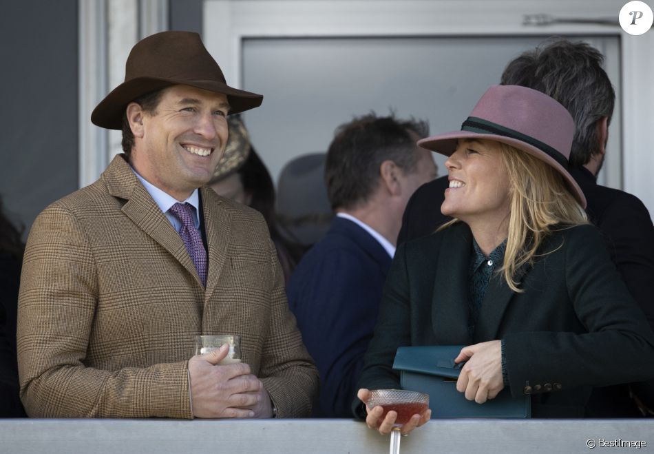 Peter Phillips et sa femme Autumn Phillips malgré l'annonce de leur divorce le mois dernier posent ensemble au Festival de Cheltenham le 13 mars 2020.