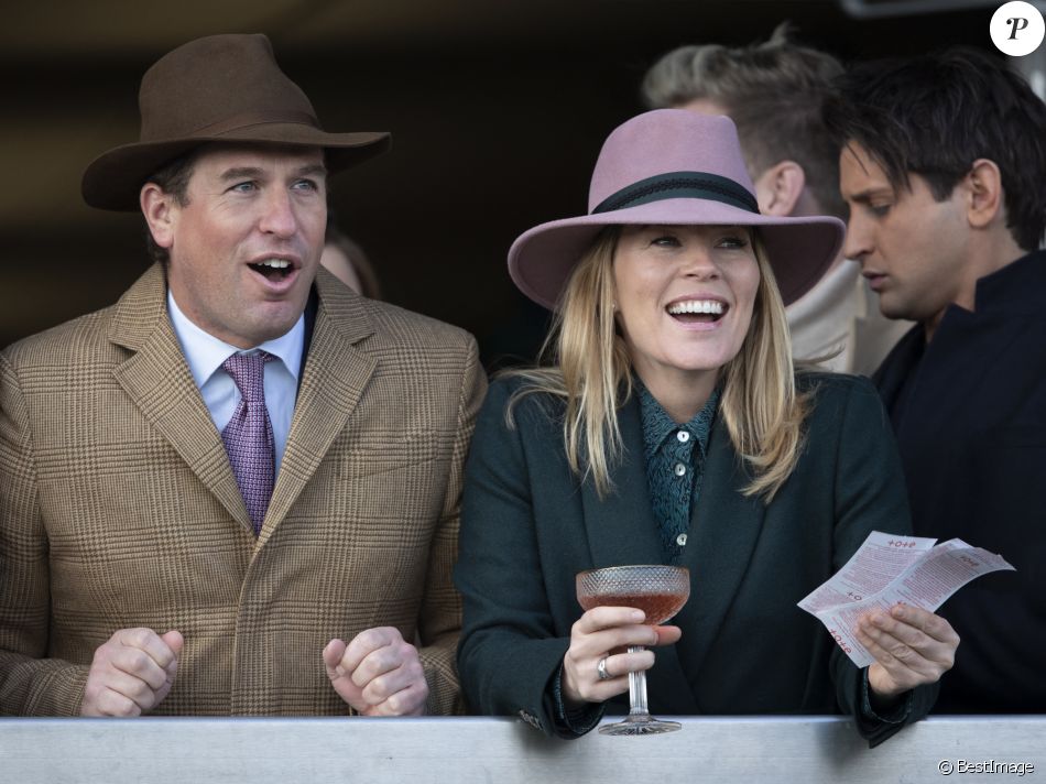 Peter Phillips et sa femme Autumn Phillips malgré l'annonce de leur divorce le mois dernier posent ensemble au Festival de Cheltenham le 13 mars 2020.