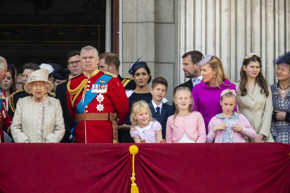 La reine Elisabeth II d'Angleterre, le prince Andrew, duc d'York, le prince Harry, duc de Sussex, et Meghan Markle, duchesse de Sussex, la princesse Beatrice d'York, la princesse Eugenie d'York, la princesse Anne, Savannah Phillips, Isla Phillips, Autumn Phillips, Peter Philips, James Mountbatten-Windsor, vicomte Severn- La famille royale au balcon du palais de Buckingham lors de la parade Trooping the Colour, célébrant le 93ème anniversaire de la reine Elisabeth II, Londres.