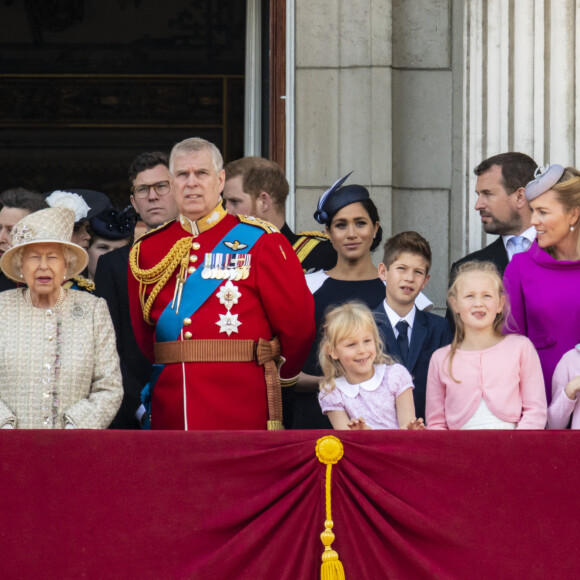 La reine Elisabeth II d'Angleterre, le prince Andrew, duc d'York, le prince Harry, duc de Sussex, et Meghan Markle, duchesse de Sussex, la princesse Beatrice d'York, la princesse Eugenie d'York, la princesse Anne, Savannah Phillips, Isla Phillips, Autumn Phillips, Peter Philips, James Mountbatten-Windsor, vicomte Severn- La famille royale au balcon du palais de Buckingham lors de la parade Trooping the Colour, célébrant le 93ème anniversaire de la reine Elisabeth II, Londres.