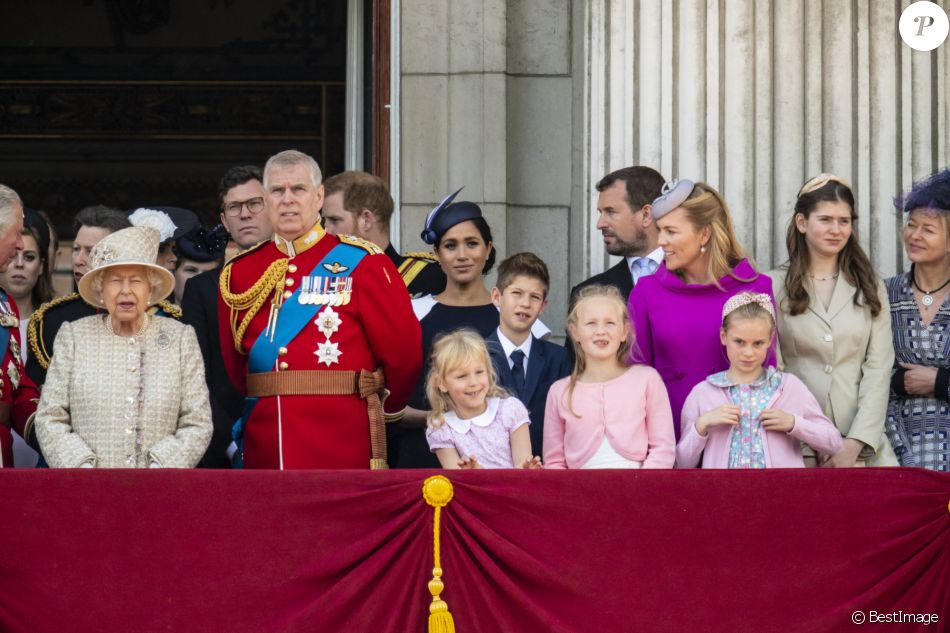 La reine Elisabeth II d'Angleterre, le prince Andrew, duc d'York, le prince Harry, duc de Sussex, et Meghan Markle, duchesse de Sussex, la princesse Beatrice d'York, la princesse Eugenie d'York, la princesse Anne, Savannah Phillips, Isla Phillips, Autumn Phillips, Peter Philips, James Mountbatten-Windsor, vicomte Severn- La famille royale au balcon du palais de Buckingham lors de la parade Trooping the Colour, célébrant le 93ème anniversaire de la reine Elisabeth II, Londres.