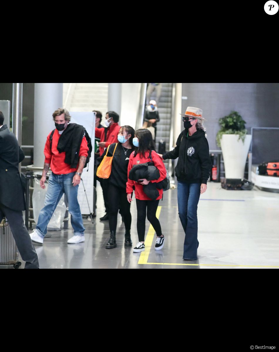 Exclusif - Laeticia Hallyday, ses filles Jade et Joy et son compagnon Jalil Lespert arrivent à Paris en provenance de Saint-Barthélemy, le 19 décembre 2020.