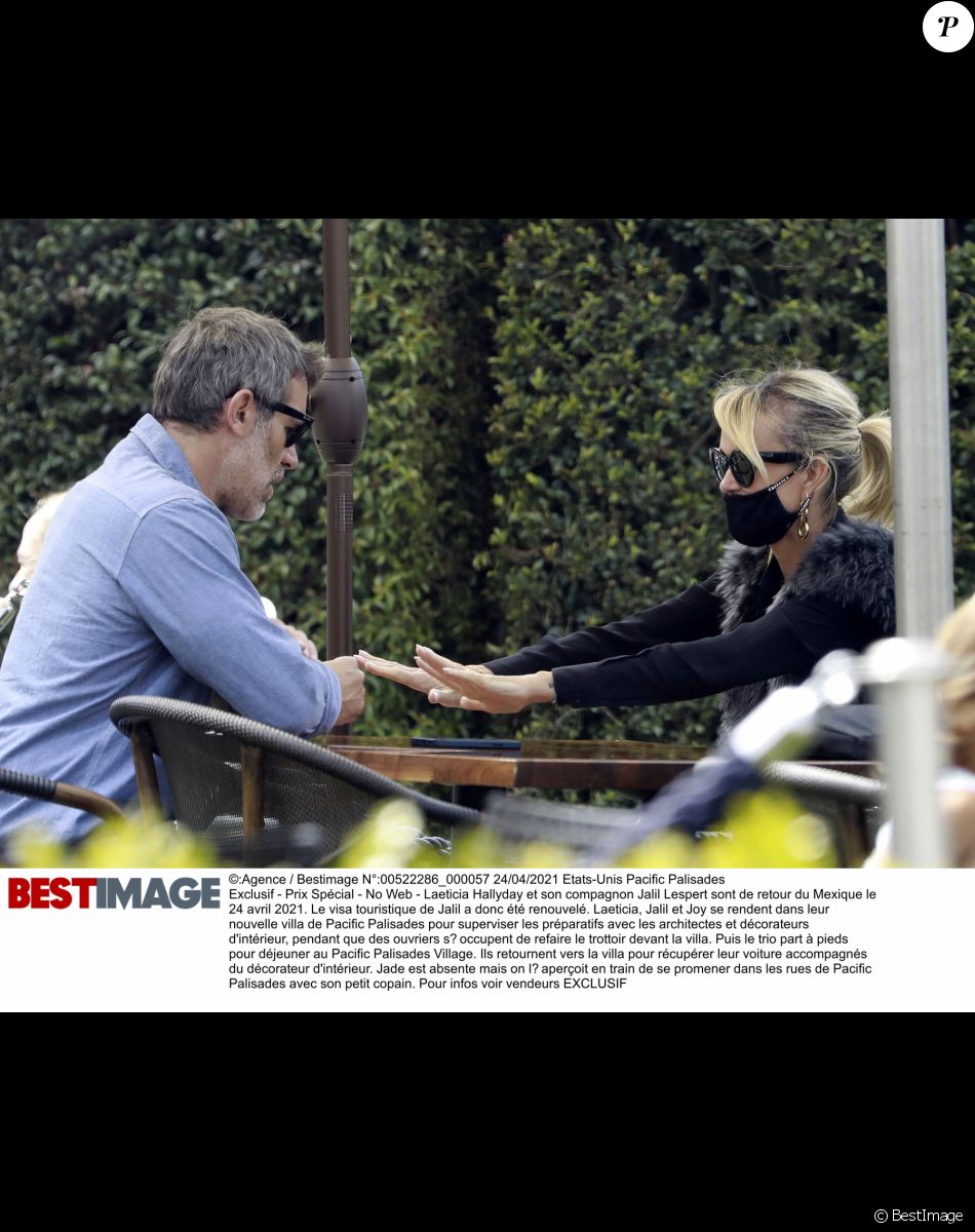 Exclusif - Laeticia Hallyday et Jalil Lespert se rendent dans leur nouvelle villa de Pacific Palisades pour superviser les préparatifs avec les architectes et décorateurs d'intérieur, pendant que des ouvriers s'occupent de refaire le trottoir devant la villa. Puis le trio part à pieds pour déjeuner au Pacific Palisades Village.