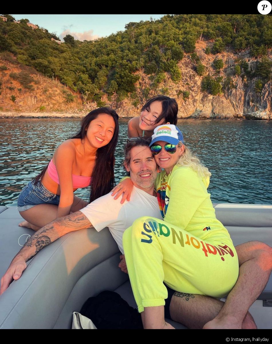 A l'ocassion de Noël, Laeticia Hallyday a publié une photo d'elle avec son compagnon Jalil Lespert et ses deux filles Jade et Joy. La photo avait été prise quelques jours aupravant, lors de leur voyage à Saint-Barthélemy pour le troisième anniversaire de la mort de Johnny.