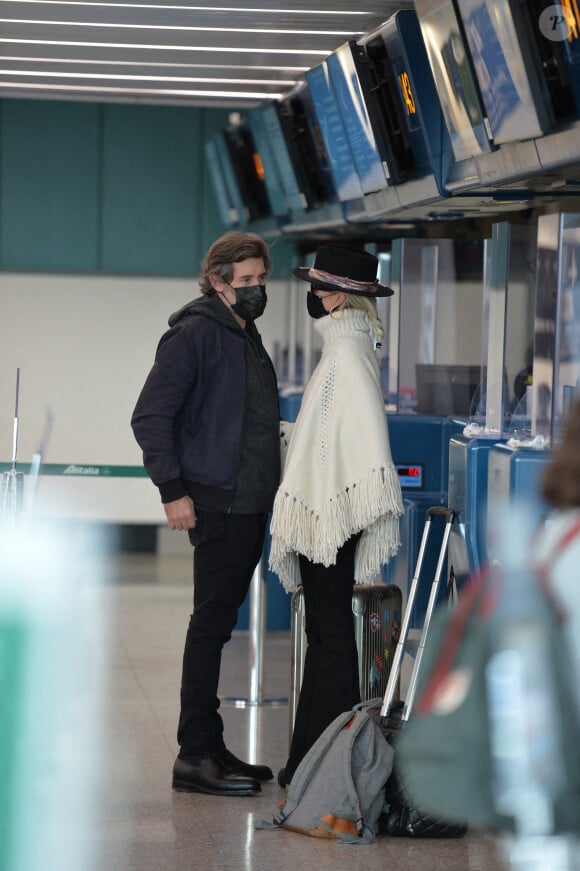 Exclusif - Laeticia Hallyday et son compagnon Jalil Lespert arrivent à l'aéroport de Rome pour rentrer à Paris à l'aéroport Charles de Gaulle après un week-end en amoureux, le 2 novembre 2020.