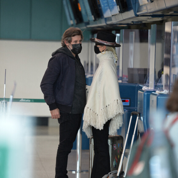 Exclusif - Laeticia Hallyday et son compagnon Jalil Lespert arrivent à l'aéroport de Rome pour rentrer à Paris à l'aéroport Charles de Gaulle après un week-end en amoureux, le 2 novembre 2020.