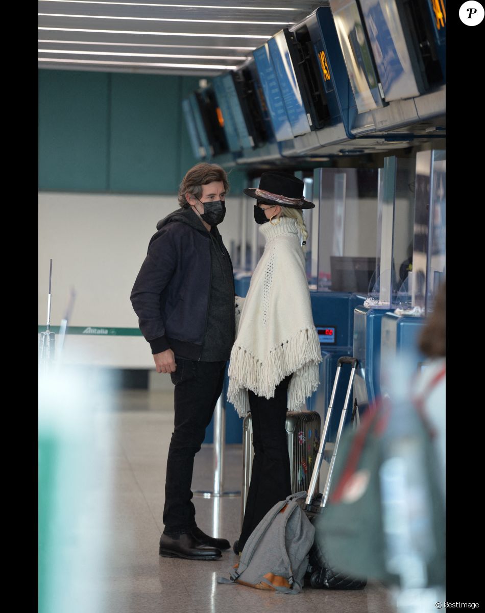 Exclusif - Laeticia Hallyday et son compagnon Jalil Lespert arrivent à l'aéroport de Rome pour rentrer à Paris à l'aéroport Charles de Gaulle après un week-end en amoureux, le 2 novembre 2020.