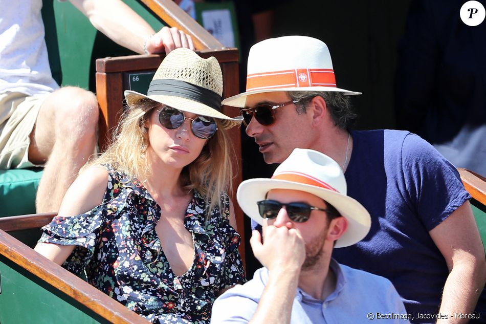 Laura Smet et son compagnon Raphaël - Personnalités dans les tribunes lors des internationaux de France de Roland Garros à Paris. Le 10 juin 2017. © Jacovides - Moreau / Bestimage125