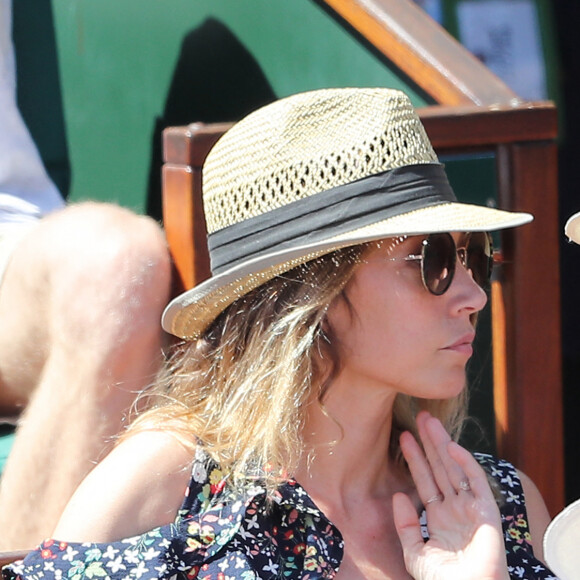 Laura Smet et son compagnon Raphaël - Personnalités dans les tribunes lors des internationaux de France de Roland Garros à Paris. Le 10 juin 2017. © Jacovides - Moreau / Bestimage


