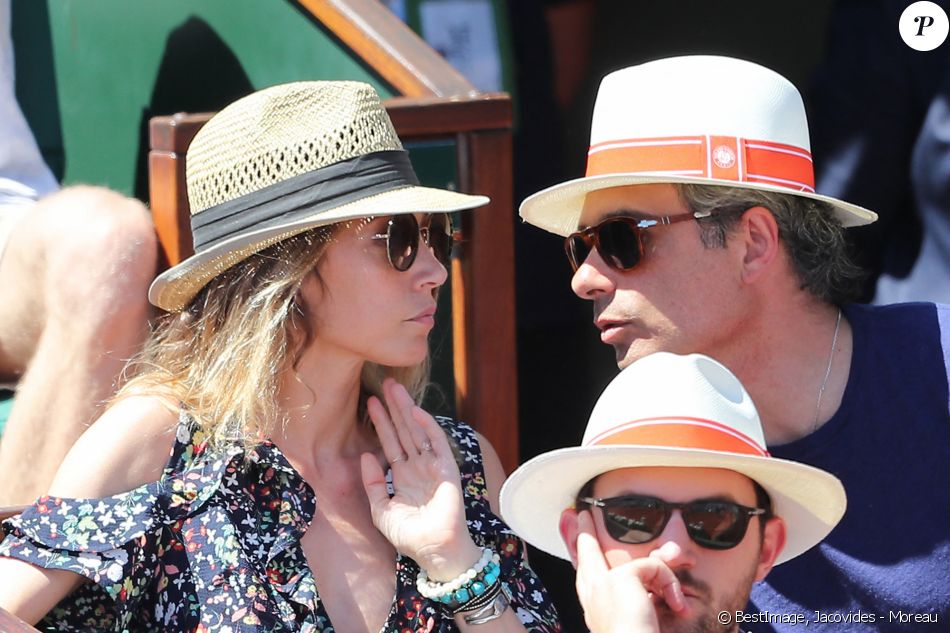 Laura Smet et son compagnon Raphaël - Personnalités dans les tribunes lors des internationaux de France de Roland Garros à Paris. Le 10 juin 2017. © Jacovides - Moreau / Bestimage