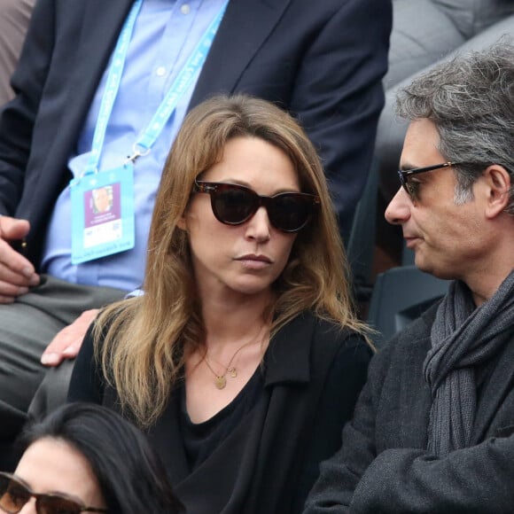 Laura Smet et son compagnon Raphaël dans les tribunes de la finale homme des internationaux de France de Roland Garros à Paris le 5 juin 2016. © Moreau-Jacovides / Bestimage