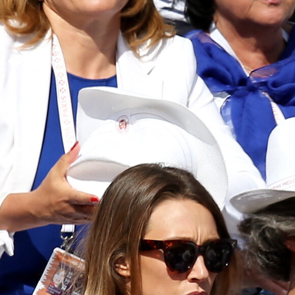 Laura Smet et son compagnon Raphaël dans les tribunes lors du tournoi de tennis de Roland Garros à Paris le 3 juin 2015.