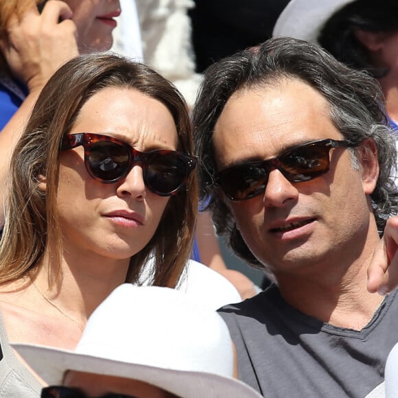 Laura Smet et son compagnon Raphaël dans les tribunes lors du tournoi de tennis de Roland Garros à Paris le 3 juin 2015.