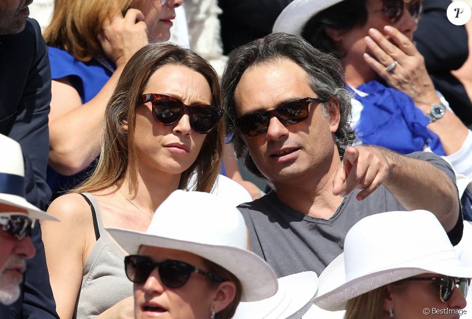 Laura Smet et son compagnon Raphaël dans les tribunes lors du tournoi de tennis de Roland Garros à Paris le 3 juin 2015.